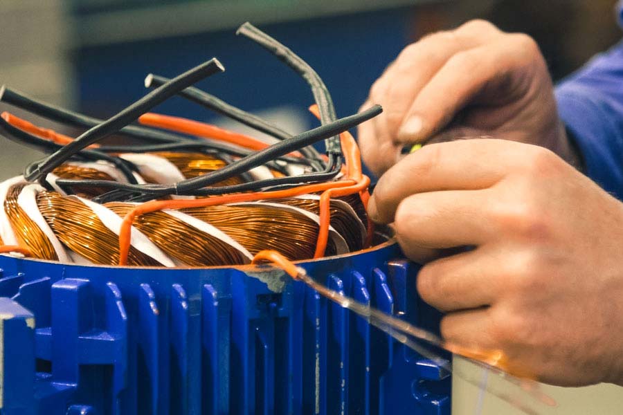 Rebobinado de un motor eléctrico en el taller que atiende Naguanagua