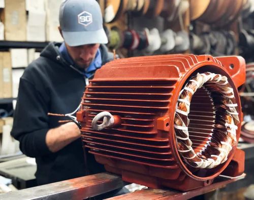 Motor industrial en reparación en el taller que atiende Guacara